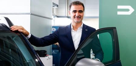 Laurent Sengenes, director general de Dacia España, con el nuevo Bigster en las instalaciones de Dacia La Maquinista ByMyCar