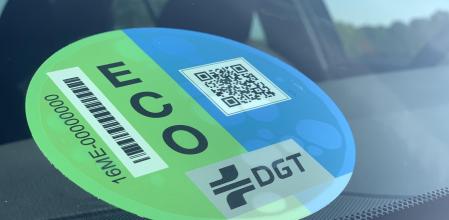 La etiqueta ambiental del parabrisas se ha convertido en un criterio clave para muchos conductores a la hora de elegir coche&nbsp;