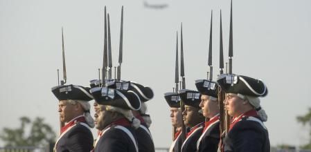El desfile exhibirá la evolución histórica de los uniformes y armamento de las Fuerzas Armadas de Estados Unidos.&nbsp;