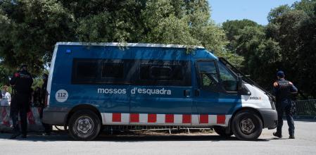 Un furgón de los Mossos d'Esquadra en el dispositivo de seguridad especial para el GP de F1, a 30 de mayo de 2025, en Montmeló, Barcelona, Catalunya (España). Los Mossos d'Esquadra han desplegado un dispositivo que llega a los 620 agentes desde hoy hasta el domingo, 1 de junio para el Gran Premio de Fórmula 1 en el Circuit de Catalunya de Montmeló (Barcelona), con el objetivo de garantizar la seguridad en las inmediaciones y en su interior, así como la movilidad de su entorno en coordinación con el Servei Català de Trànsit (SCT). En total, Mossos cifra en 58.000 las personas que pueden visitar el circuito hoy, pero el número puede ascender hasta los 125.000 que lleguen el próximo domingo.