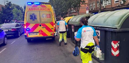 Imagen de recursos: sanitarios junto a una ambulancia del servicio de emergencias