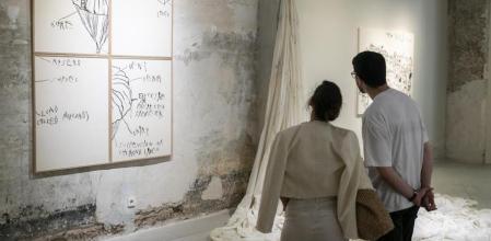 El festival Art Nou celebra la obra de 46 creadores emergentes en 21 galerías de Barcelona y L’Hospitalet, durante todo el verano hasta el 3 septiembre. La inauguración del festival en Barcelona se ha llevado a cabo en el nuevo espacio de la galería Mayoral, donde un paracaídas militar francés de los años sesenta inunda el suelo de la sala que expone la obra de Alicia Vogel (32 años).