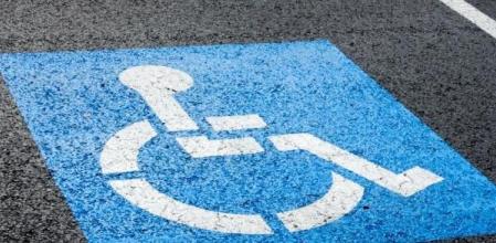 La normativa establece que estas plazas solo pueden ser utilizadas por personas con tarjeta de estacionamiento para personas con discapacidad&nbsp;
