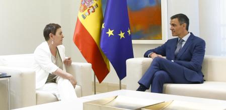 La portavoz de EH Bildu al Congreso, Mertxe Aizpurua, junto al presidente del Gobierno, Pedro Sánchez, en La Moncloa&nbsp;