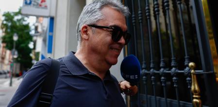 &nbsp;El exsecretario de Organización del PSOE Santos Cerdán junto a varios periodistas en las inmediaciones de su domicilio, este jueves en Madrid. EFE/ Rodrigo Jiménez