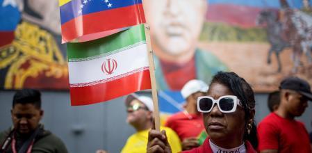 Una persona sostiene banderas durante una manifestación en apoyo a Irán este jueves, en Caracas (Venezuela) en junio de 29295. EFE/ Miguel Gutiérrez
