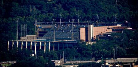 La piscina municipal de Montjuïc vista desde Vallvidrera.