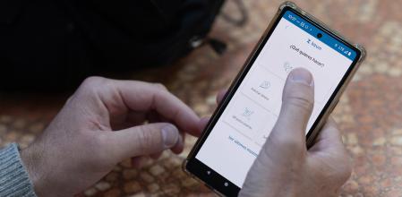 Una persona manda un bizum&nbsp;