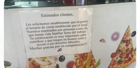 El cartel colgado en la puerta de un restaurante que ha causado controversia en redes sociales