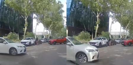El momento en el que un coche se cruza sin prioridad y casi provoca un accidente
