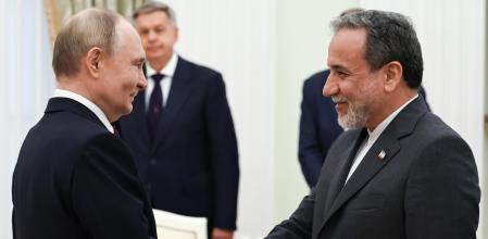 El presidente ruso, Vladímir Putin, recibe con una apretón de manos al ministro de Exteriores iraní, Abás Araqchí&nbsp;