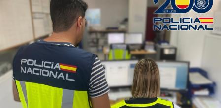 Agentes de la Policía Nacional en una oficina en Almería.