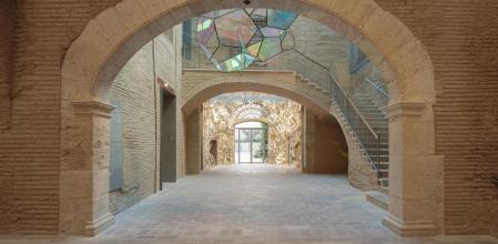 Patio del Centro de Arte Hortensia Herrero, en el palacio Valeriola, con la obra de Tomás Saraceno en primer término y la de Jaume Plensa al fondo