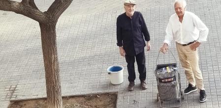 Alfonso Alegre y Jesús Carabajosa regando el ceibo del Pg. St. Joan con calle Caspe.