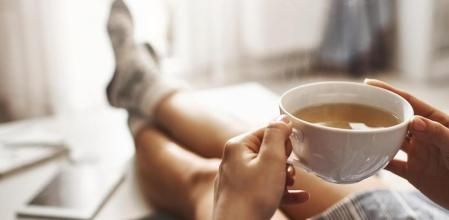 Un hervidor de agua es muy útil para preparar bebidas calientes como té o café