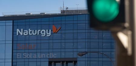 Fachada de la sede de Naturgy, empresa española que opera en los sectores eléctrico y gasístico, a 10 de noviembre de 2022, en Madrid (España). Los cuatro principales accionistas de Naturgy Energy Group S.A. (Criteria Caixa, CVC, GIP e IFM) se han comprometido con el proyecto de la energética y han reiterado su respaldo a la 'hoja de ruta' del grupo a 2025, poniendo fin así a los posibles movimientos corporativos en el accionariado.