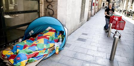 Una persona sin hogar duerme en el Gòtic, en una foto de archivo&nbsp;