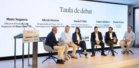 Mesa de debate con los ponentes