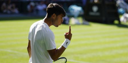 Tennis - Wimbledon - All England Lawn Tennis and Croquet Club, London, Britain - June 30, 2025 Spain's Carlos Alcaraz reacts during his first round match against Italy's Fabio Fognini REUTERS/Stephanie Lecocq