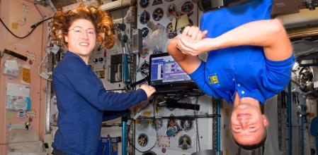 Los astronautas envejecen más lento en la Estación Espacial Internacional.