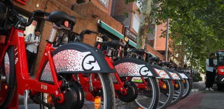 Bicis eléctricas en la nueva estación de la calle Jordà, en el barrio de Sant Genís dels Agudells