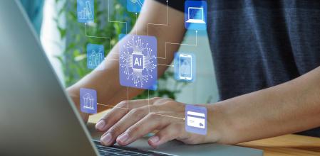 Usuari utilitzant IA des de l’ordinador