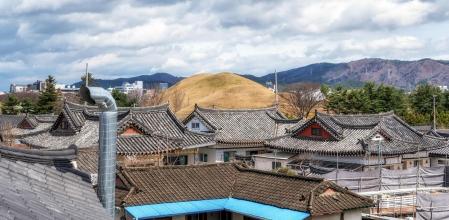 Una de las calles de Gyeongju, en Corea del Sur, con un montículo, al fondo, que alberga una tumba real