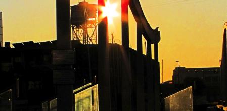 Sombras en la Rambla del Mar, Barcelona.