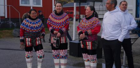 Groenlandesas inuit vestidas con el traje tradicional de la isla ártica, el 21 de junio, día de la Fiesta Nacional, en la capital, Nuuk&nbsp;