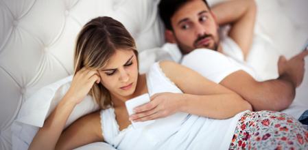 “Mi pareja presta más atención al móvil que a mí”.
