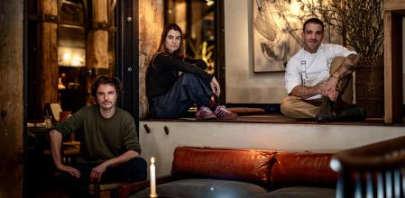 Los dueños, Nacho Ventosa y Sara Aznar, con el chef Oswaldo González&nbsp;