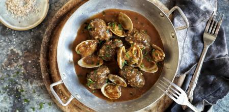 Albóndigas de ternera con almejas