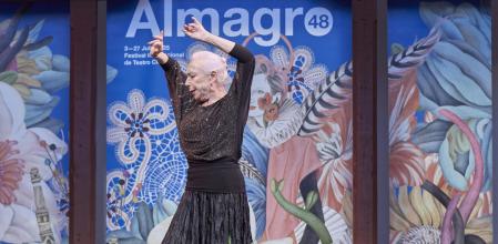 Cristina Hoyos baila tras recibir el premio Corral de Comedias del Festival Internacional de Teatro Clásico de Almagro