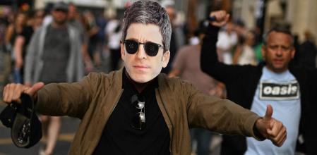 Un fan de Oasis, con una careta de Noel Gallagher.