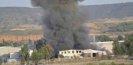 La fábrica incendiada, bajo la columna de humo.&nbsp;