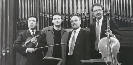 Joan Lluís Jordà, primero por la izquierda, junto a Mateo Soto y los otros dos miebros del Trio Mompou, Luciano G. Sarmiento, piano, y Mariano Melguizo, violonchelo, tras un concierto en 1997