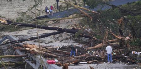 Escombros sobre el puente del río Guadalupe tras la inundación repentina que azotó la zona el sábado 5 de julio de 2025 en Ingram, Texas.