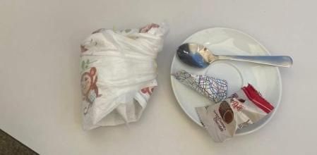 El pañal usado que unos clientes han dejado sobre la mesa tras consumir en un bar