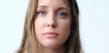 La poeta Leticia Sala lleva&nbsp;Les Beiges Belle Mine Lumiere Dorée Éclat du Soir en los pómulos, y en los ojos, máscara Le Volume. En los labios, Rouge Coco Flash Sun Bliss&nbsp;