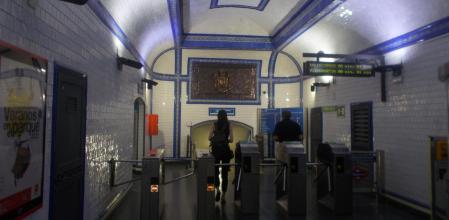 Azulejo en la en la estación de Tirso de Molina.