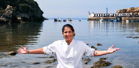 Ana Moura en el puerto al pie de su restaurante&nbsp;