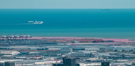 Una gran mancha marrón-rojiza se extiende por la costa de Barcelona resultado del agua con sedimentos del río Llobregat.