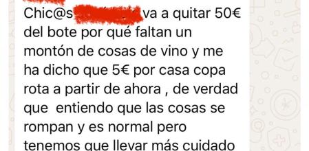 La conversación en la que se informa a los trabajadores de que el propietario de un bar va a coger dinero del bote de las propinas porque se han roto algunas copas