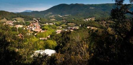 Sant Iscle de Vallalta está ubicado en la Serralada del Montegre Corredor .