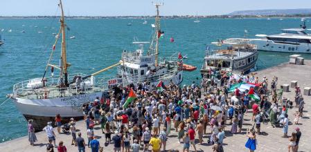 El 'Handala', atracado en el puerto de Siracusa preparándose para navegar hacia Gaza.