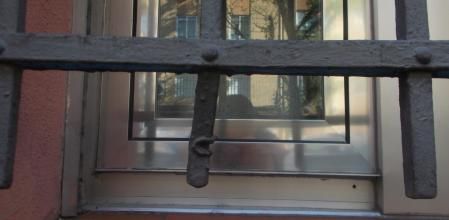 Detalle del impacto de la bala, en el número 50 de la calle Gumersindo de Azcárate de Madrid.