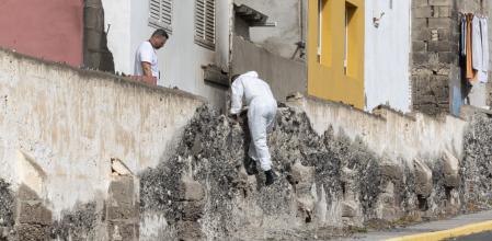 En la imagen, agentes policiales registran el inmueble donde sucedieron los hechos