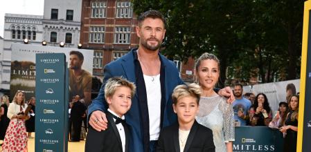 Chris Hemsworth y Elsa Pataky con sus gemelos, Tristan y Sasha, en el estreno de 'Limitless: Live Better Now' en Londres