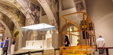 Una grúa instalada en la sala donde se exponen las pinturas de Sijena expuestas en el MNAC.