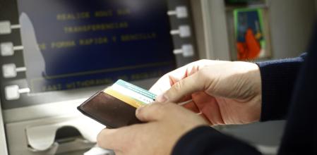 banco, bancos, entidades financieras, comisión, comisiones, cajero, consumo, consumir, cajeros, sacar dinero, sacando dinero